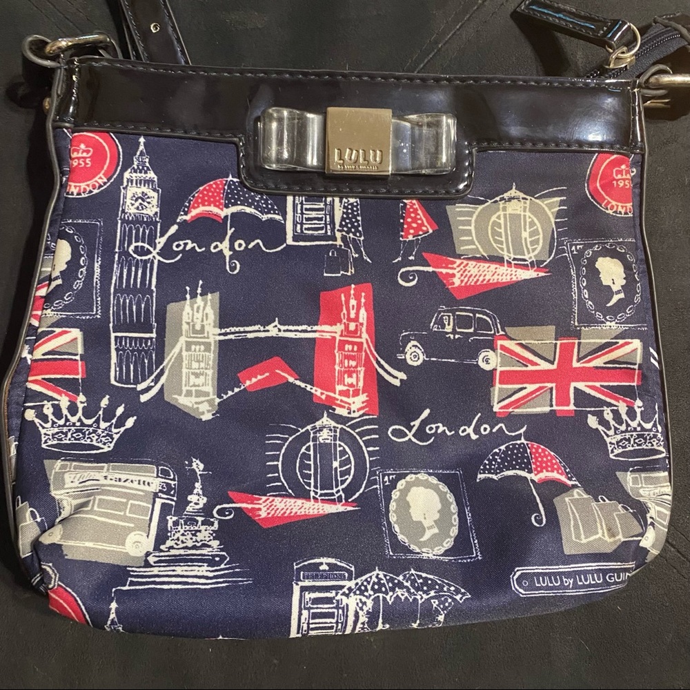 Lulu’s navy London crossbody purse